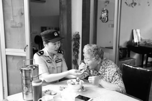 牛股堂 董建华: “小巷特首”的“多面人生”